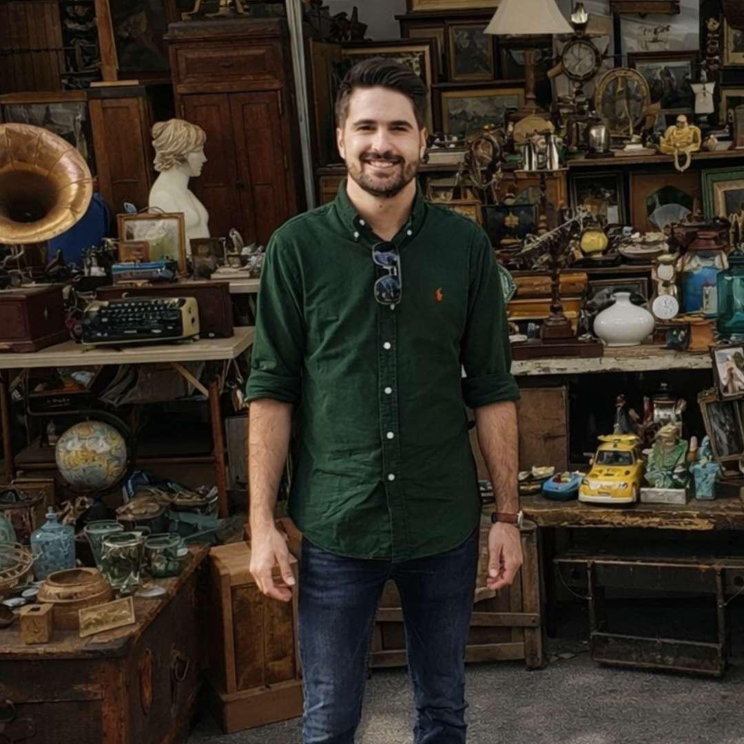 Ludo Riviera, antiquaire passionné dans sa boutique